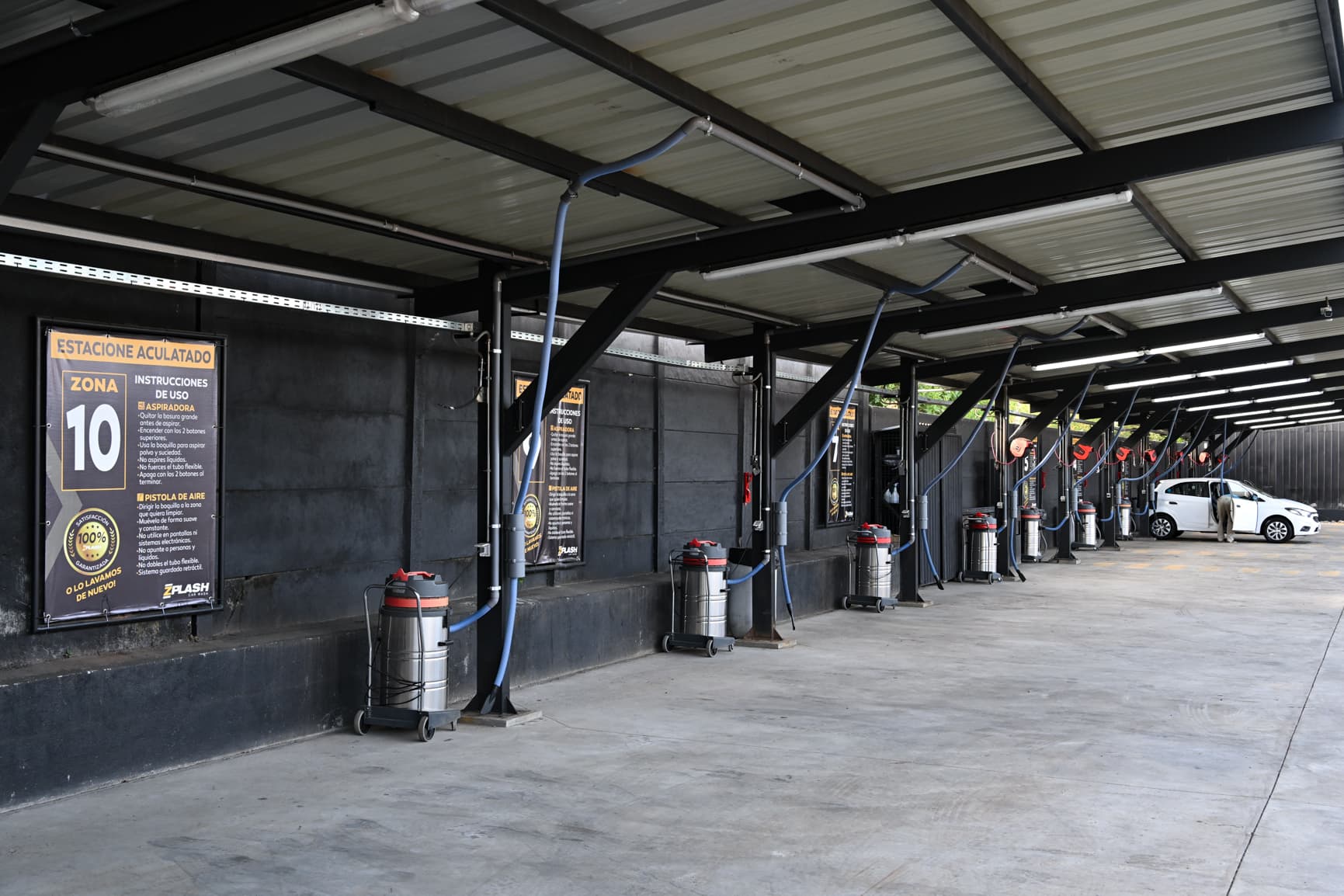 Zona de aspirado autoservicio con aspiradoras y pistolas de aire