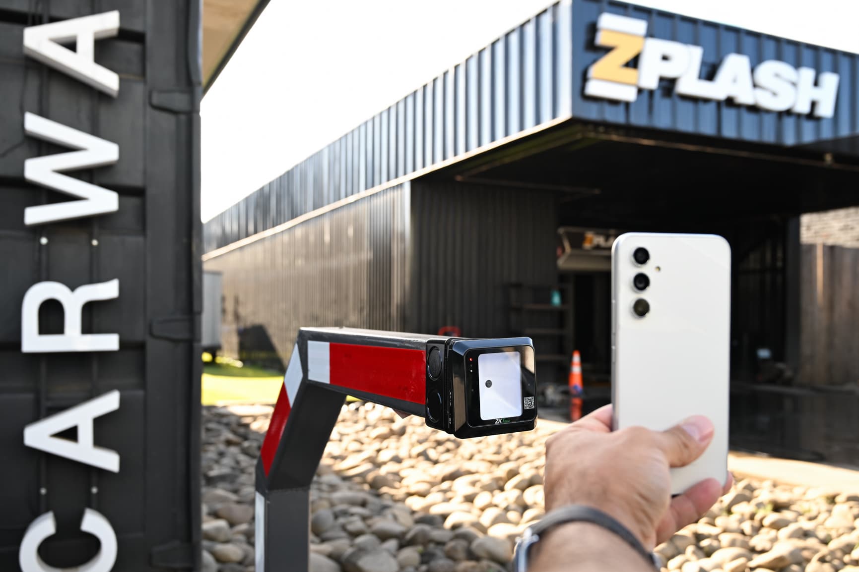 Barrera de entrada con lector QR para pagar desde el celular