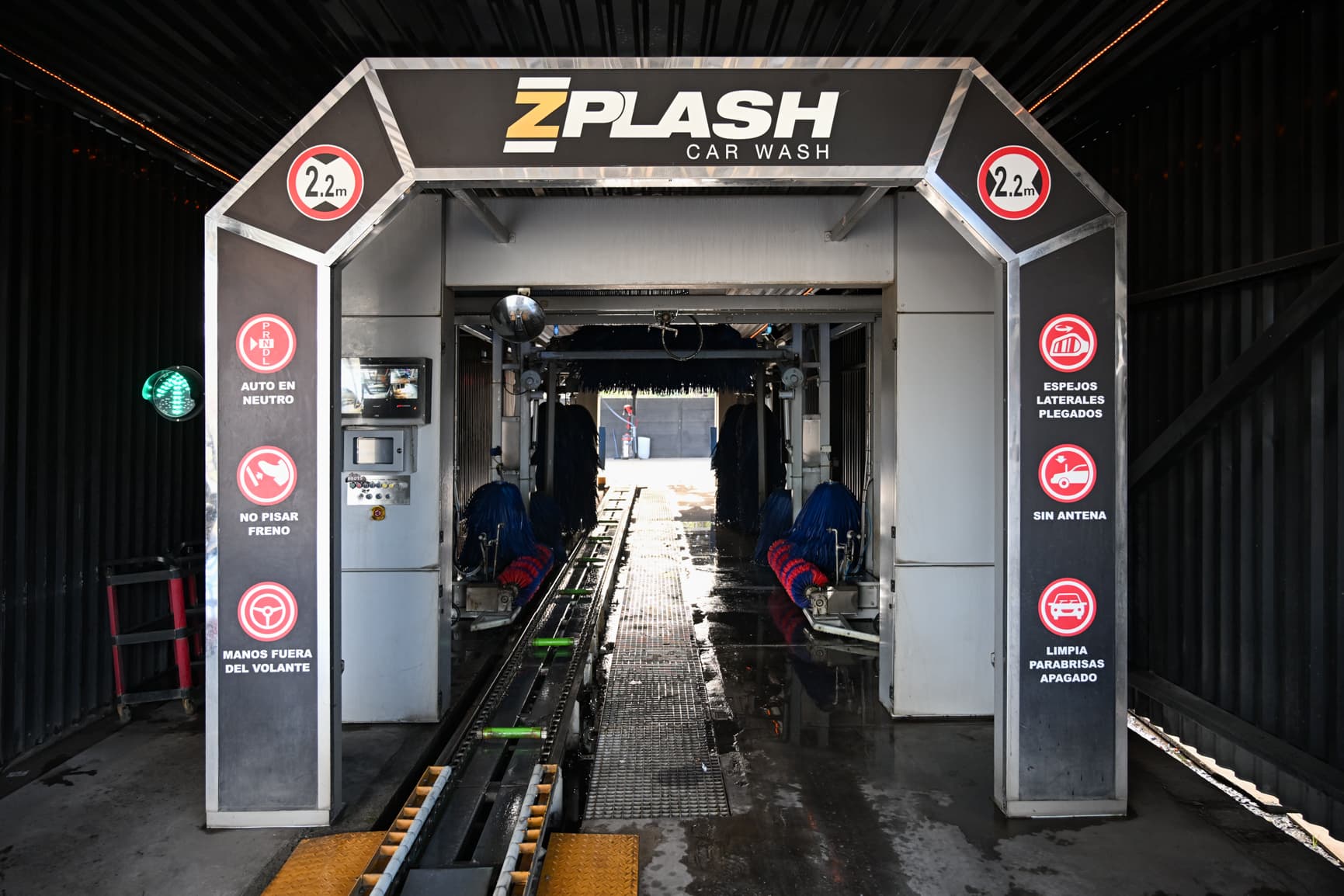 Entrada del túnel de lavado Zplash con sus cepillos