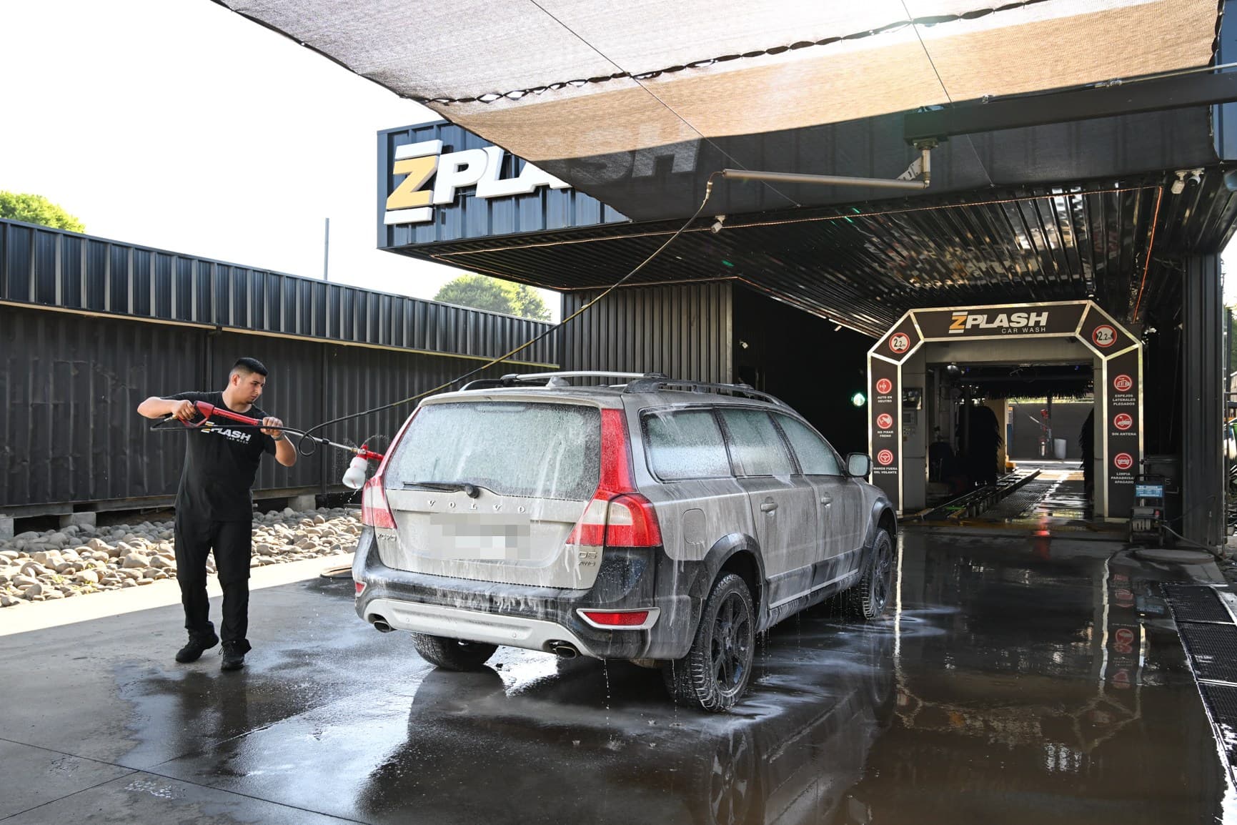 El mismo auto cubierto de espuma, listo para pasar al túnel