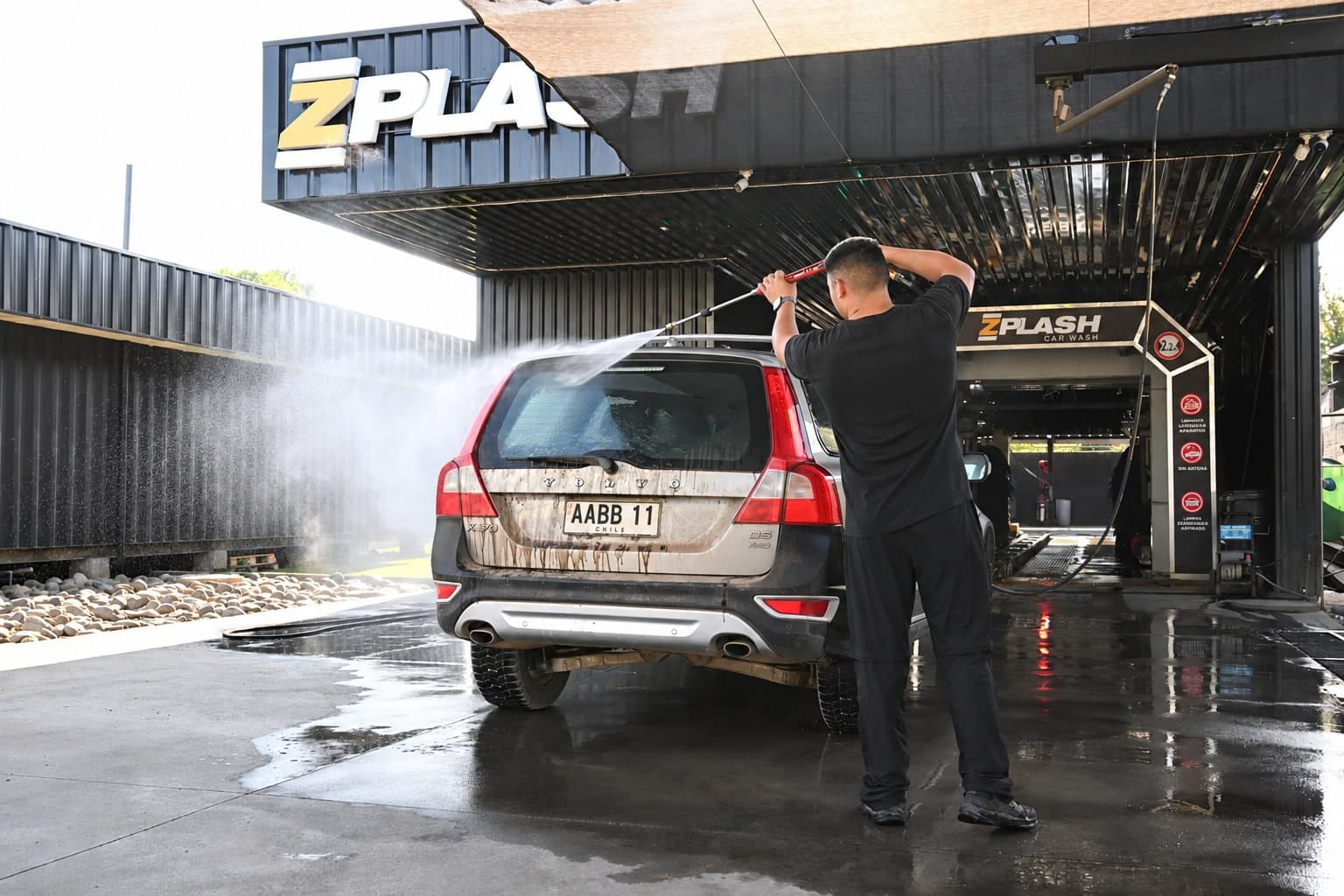 Operario prelavando un auto con hidrolavadora antes de entrar al túnel Zplash